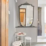 Guesthost - Stylish Flat Maqueda *