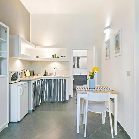 Guesthost - Stylish Flat Maqueda