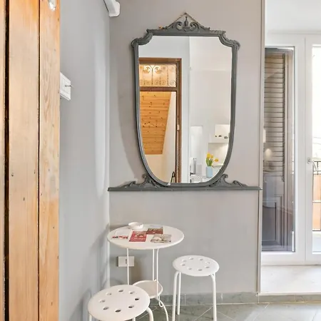 Stylish Flat Maqueda *